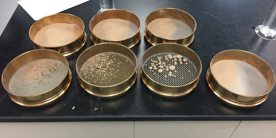 Korngrößenanalyse (Siebung + Hydrometer) in Hamburg – Normgerechte Laboruntersuchung